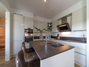 Countertop, Eigentum, Cabinetry, Herd, Küche, Holz, Haushaltsgerät, Interior Design, Küchengerät, Fussboden