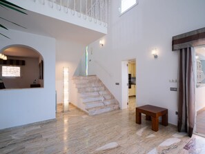 Möbel, Gebäude, Tabelle, Pflanze, Stuhl, Zimmerpflanze, Schatten, Orange, Interior Design, Flooring