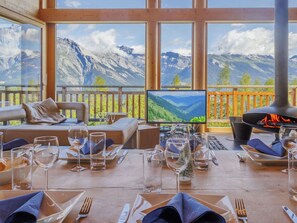 Design Intérieur, Meubles, Chaîne De Montagnes, Chaise, Porche, Eco Hôtel, Plafond, Tache De Bois, Alpes, Table Cuisine Et Salle A Manger