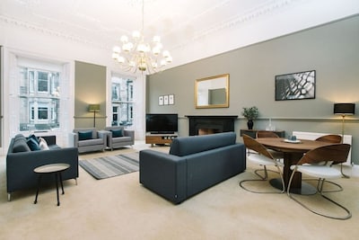 Palmerston Place Residence: Luxury City Centre Apt with Private Parking