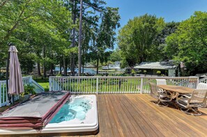 Hot tub overlooking lake. Grey building has Big TV for sports. Cornhole too!