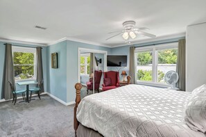 Spacious MBR with King bed with foam topper & luxurious bedding. Very cozy.