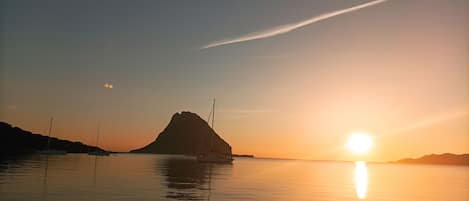 foto della bellissima isola di Tavolara simbolo di Olbia