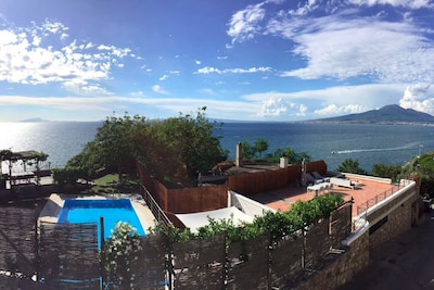 Villa Bikini, a paradise on the rock steep above the sea with swimming pool.