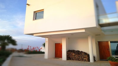 Cozy villa 700m from the beach with great mountain and sea views