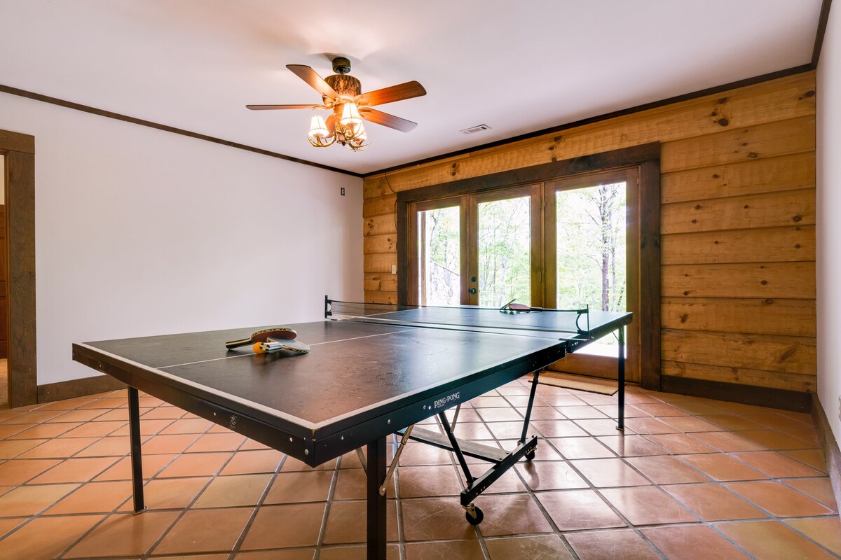 Gorgeous cabin w/ game room, huge decks, & water views – near hiking & fishing