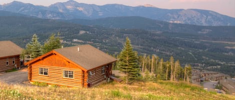 This Cabin with the Best Views in the Rocky Mountain! Book "The Outlaw" today!
