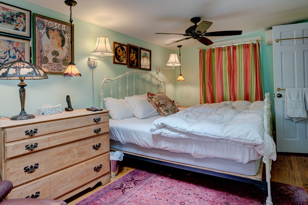 Quaint getaway with full kitchen and lush yard – close to the beach and downtown