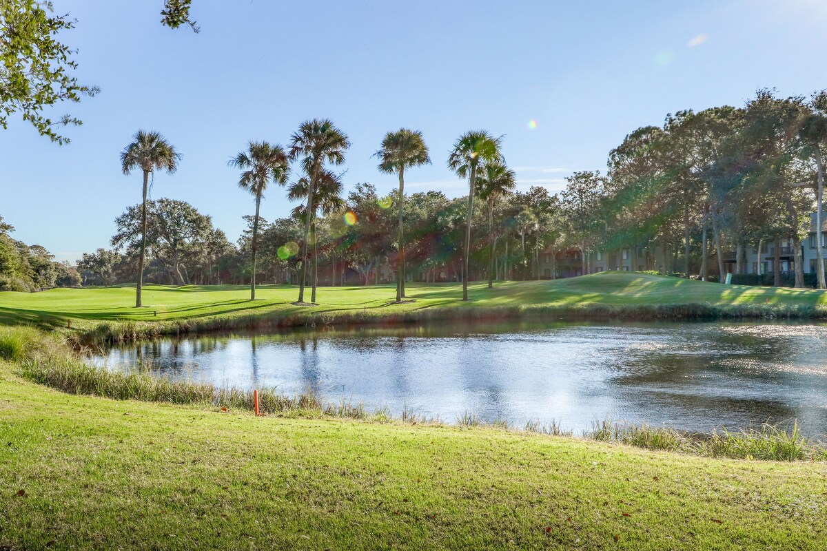 Well-equipped Condo with Screened Porch & Lake View – Near Beach, Dogs Welcome