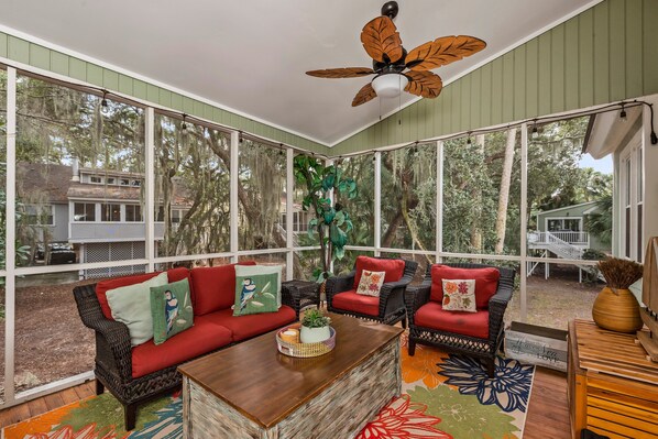 Great screen porch!