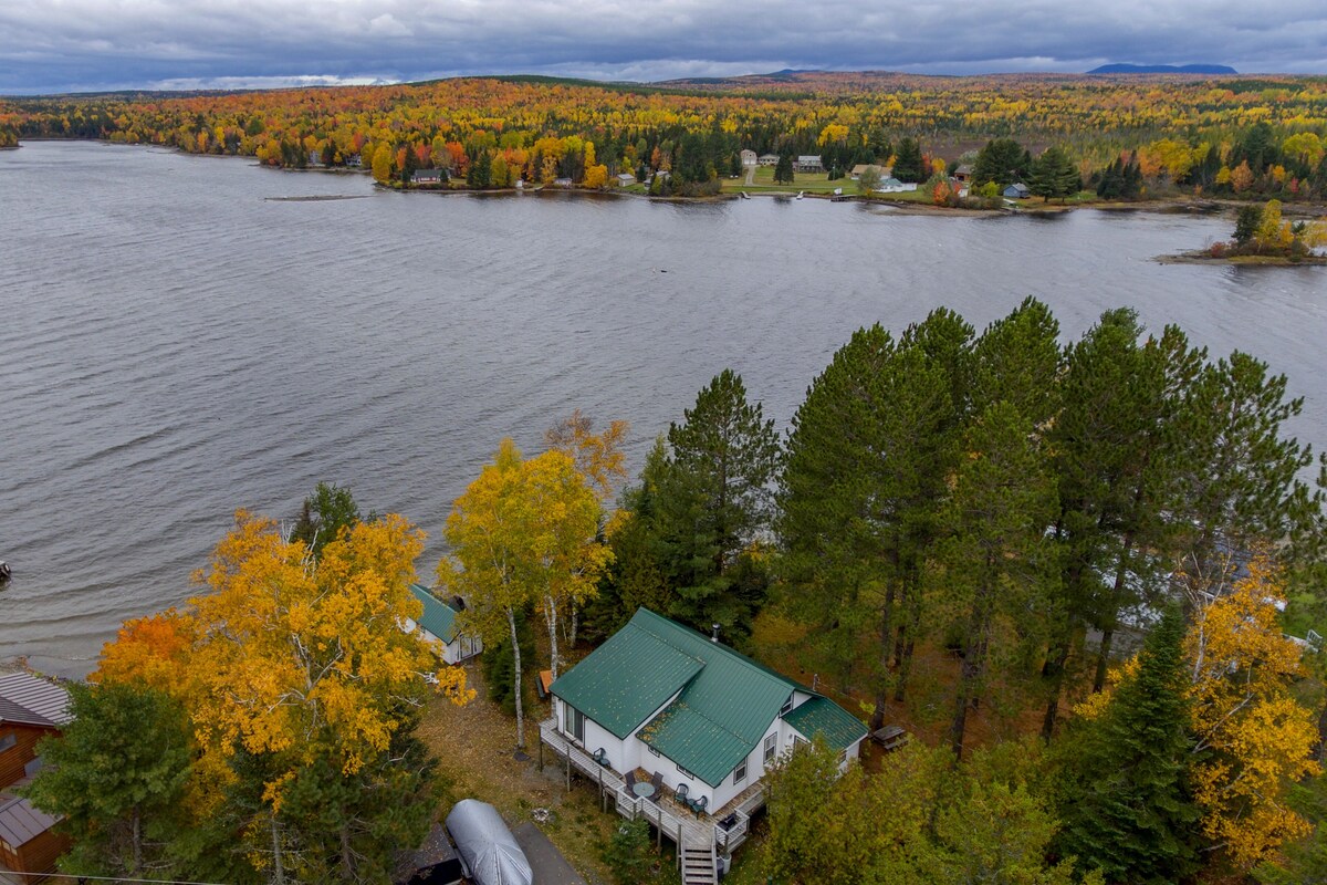 Lakefront cabin with private boat ramp, lake access, wrap-around porch, firepit