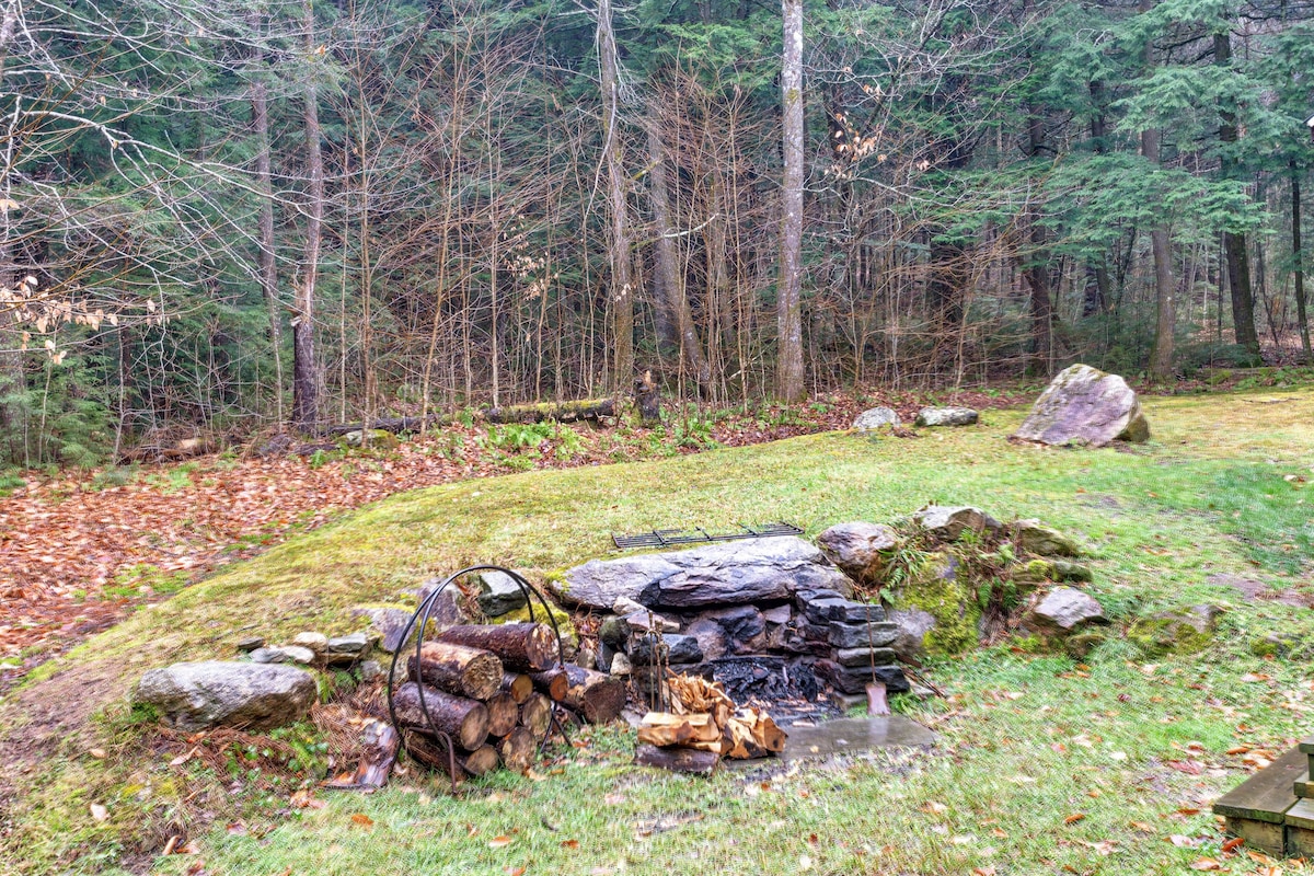 Dog-friendly cabin in the woods with firepit – ski & golf at nearby mountains