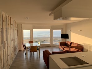 Full view of the living. From this height, the sea view is unobstructed...