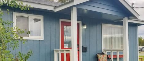 Enjoy this clean and comfortable cottage during your stay in Big Lake, Alaska