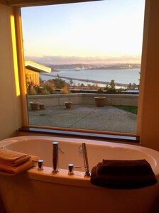 Romantic - UltimateBnB - 5 Star Luxury Ocean & Mtn Views; Hot-Tub 