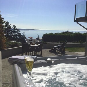 Romantic - UltimateBnB - 5 Star Luxury Ocean & Mtn Views; Hot-Tub 