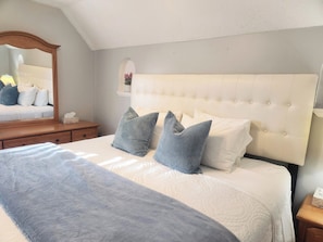 king bedroom upstairs 