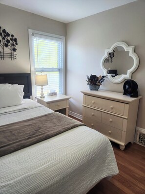 queen bedroom upstairs 