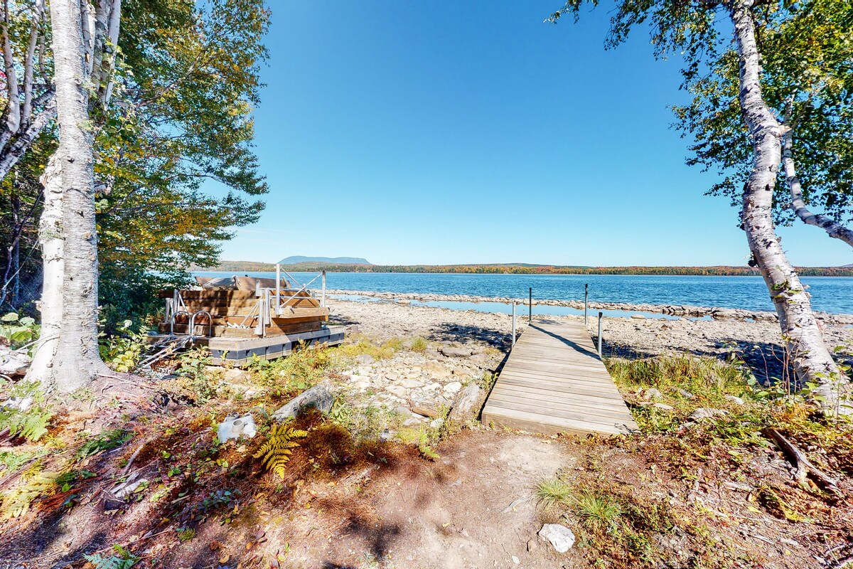 Dog-Friendly Secluded Lakefront Log Cabin with Rustic Atmosphere, Free WiFi