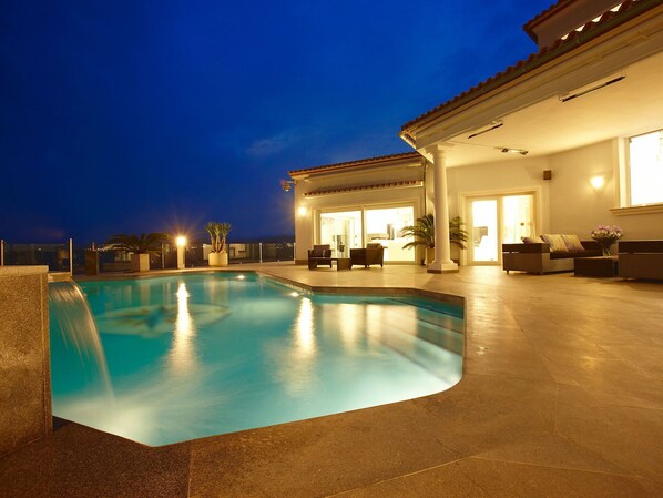 L'Eau, Ciel, Propriété, Piscine, Bâtiment, Fenêtre, Bleu Azur, Maison, Mobilier De Jardin, Zone Résidentielle