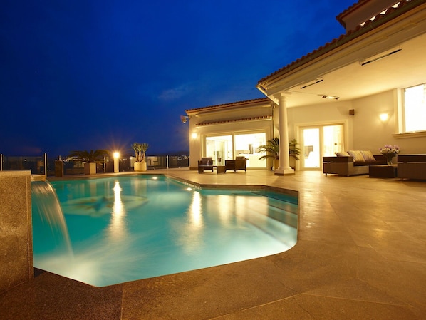 L'Eau, Ciel, PropriĂ©tĂ©, Piscine, BĂątiment, FenĂȘtre, Bleu Azur, Maison, Mobilier De Jardin, Zone RĂ©sidentielle