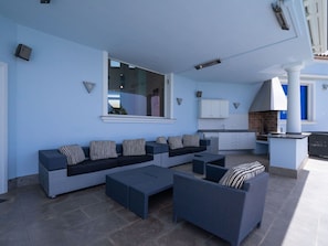 PropriĂ©tĂ©, CanapĂ©, Table, FenĂȘtre, Design IntĂ©rieur, Sol, Ombre, Salon, Sol, BĂątiment