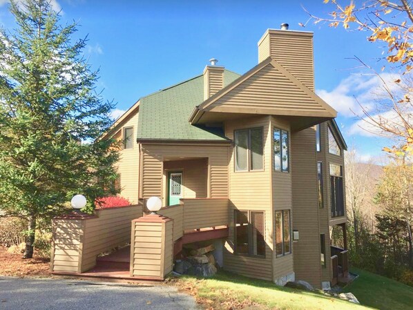 If breathtaking scenery, cozy comfort, and unbeatable convenience are what you're looking for, this stunning Crawford Ridge townhome is the perfect choice!