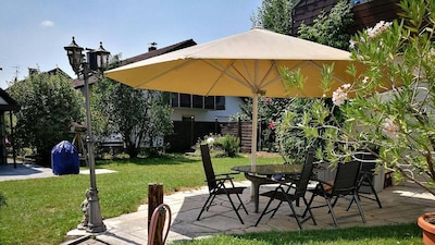 Helles 100 qm Apartment mit Terrasse und Garten direkt am Badesee