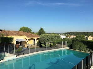 Grande Piscine entièrement sécurisée avec barrière 