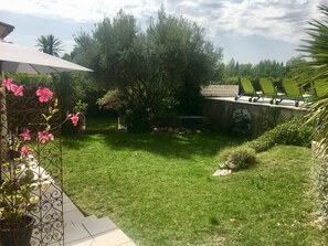 Petit jardin privatif depuis la terrasse