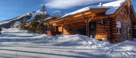 Ski to/from the door! 2 BR/2BA Cowboy Heaven Luxury Cabin on slope