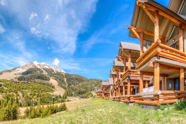 Saddle Ridge H2 - True ski-in/ski-out slopeside chalet