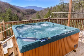 Relax in the hot tub and enjoy great Mountain View’s