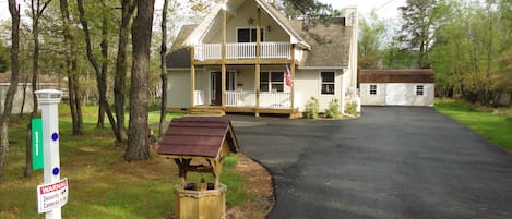 Front of House-Adjoining  Jacuzzi Cabin-Sleeps 2, Pool on property