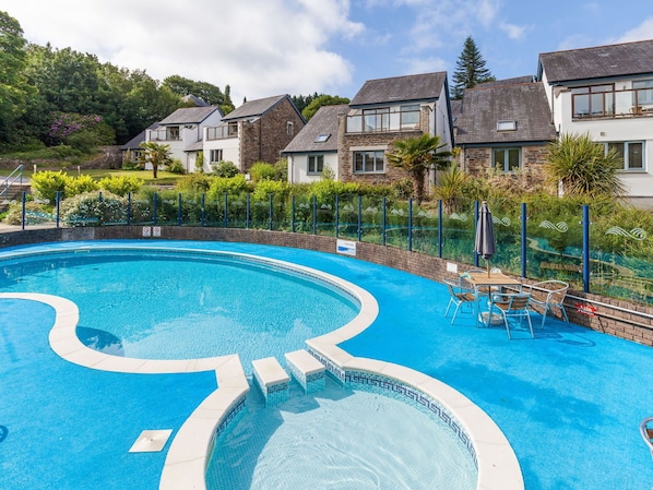 Water, Cloud, Sky, Building, Window, Swimming Pool, Plant, Azure, Tree, Outdoor Furniture