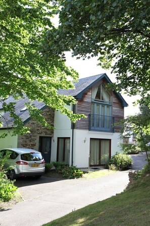 Plant, Building, Window, Vehicle, Tree, House, Car, Wheel, Land Lot