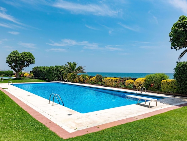 Swimming Pool, Property, Grass, Real Estate, House, Leisure, Resort, Building, Vacation, Estate