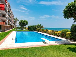 Property, Swimming Pool, Real Estate, House, Grass, Building, Estate, Architecture, Vacation, Residential Area