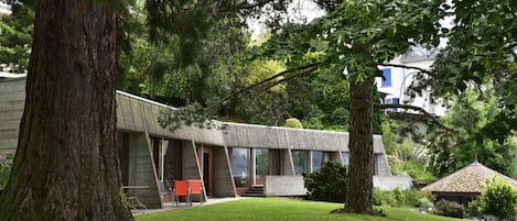 Propiedad, Casa, Árbol, Hierba, Casa, Arquitectura, Edificio, Césped, Botánica, Plantas Leñosas