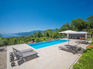 Cielo, Planta, Sombra, Piscina, Mueble Para Exteriores, El Terreno Del Lote, Rectángulo, Árbol, Edificio, Ocio
