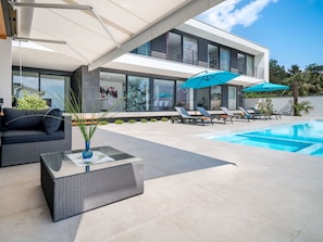 Mueble, Planta, Nube, Cielo, Mueble Para Exteriores, Sombra, Diseño De Interiores, Edificio, Diseño Urbano, Ventana