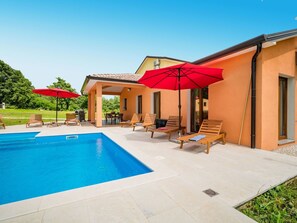 Property, House, Building, Swimming Pool, Real Estate, Home, Residential Area, Estate, Villa, Vacation