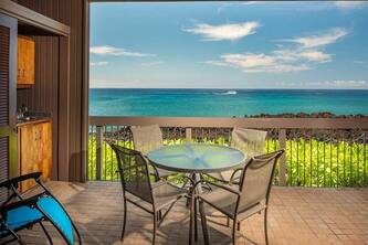 Ocean’s Edge Bliss w/Chic Kitchen, Lanai, Laundry, AC, TV, WiFi–Kanaloa at Kona 3102
