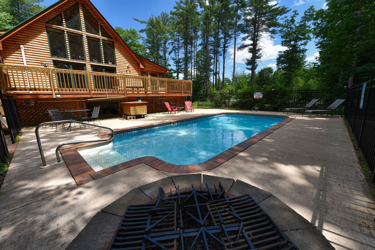 Log Home with AC, Private Pool, Hot Tub and Firepit. Minutes to North Conway