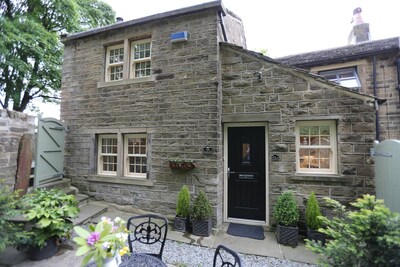 Charming 2 Bed Cottage, Enclosed Garden & Courtyard Nr Holmfirth, Holme Valley