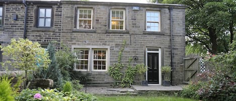 Front facade of the cottage