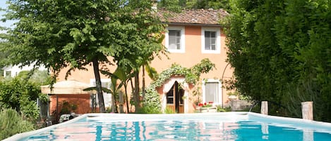 Pretty villa with pool