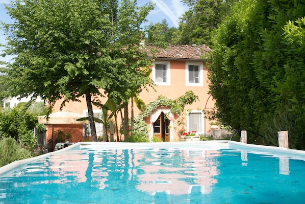 Pretty villa with pool