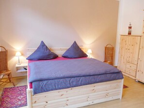 Schlafzimmer mit Doppebett und Einzelbett