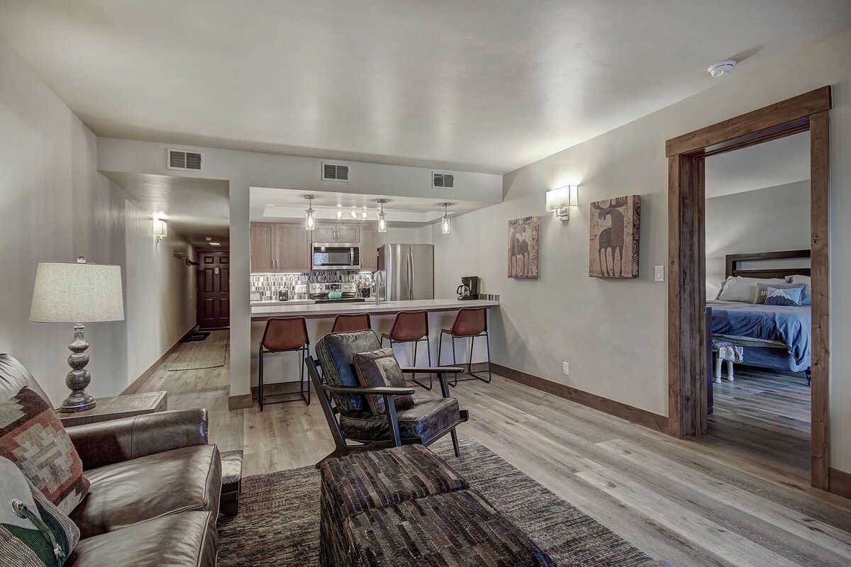 Cozy Condo in Gorgeous Mountain Setting. HDTV, Outdoor Hot Tubs & Stunning Summer Views. 241C